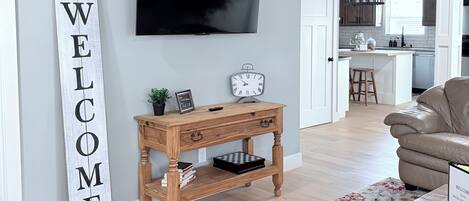 智能电视、电子游戏、书、办公室