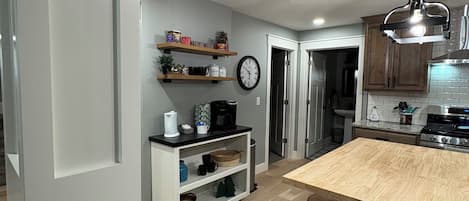 Cafetera y tetera, refrigerador, microondas y horno