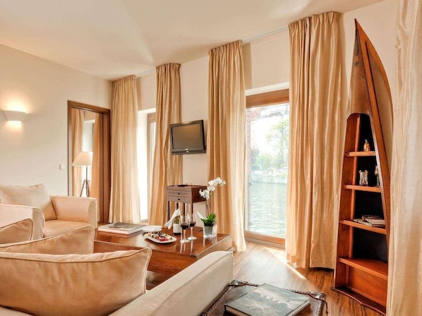 Minibar, in-room safe