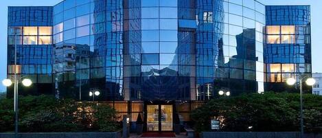 Minibar, in-room safe