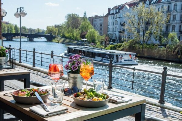 Outdoor dining - Abion Villa Suites (Berlin)