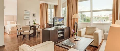 Minibar, in-room safe