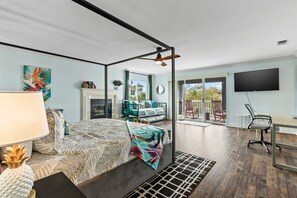 5 bedrooms, desk, iron/ironing board, travel cot - Private Beach & Pool Access! Pickleball! Volleyball (Destin)