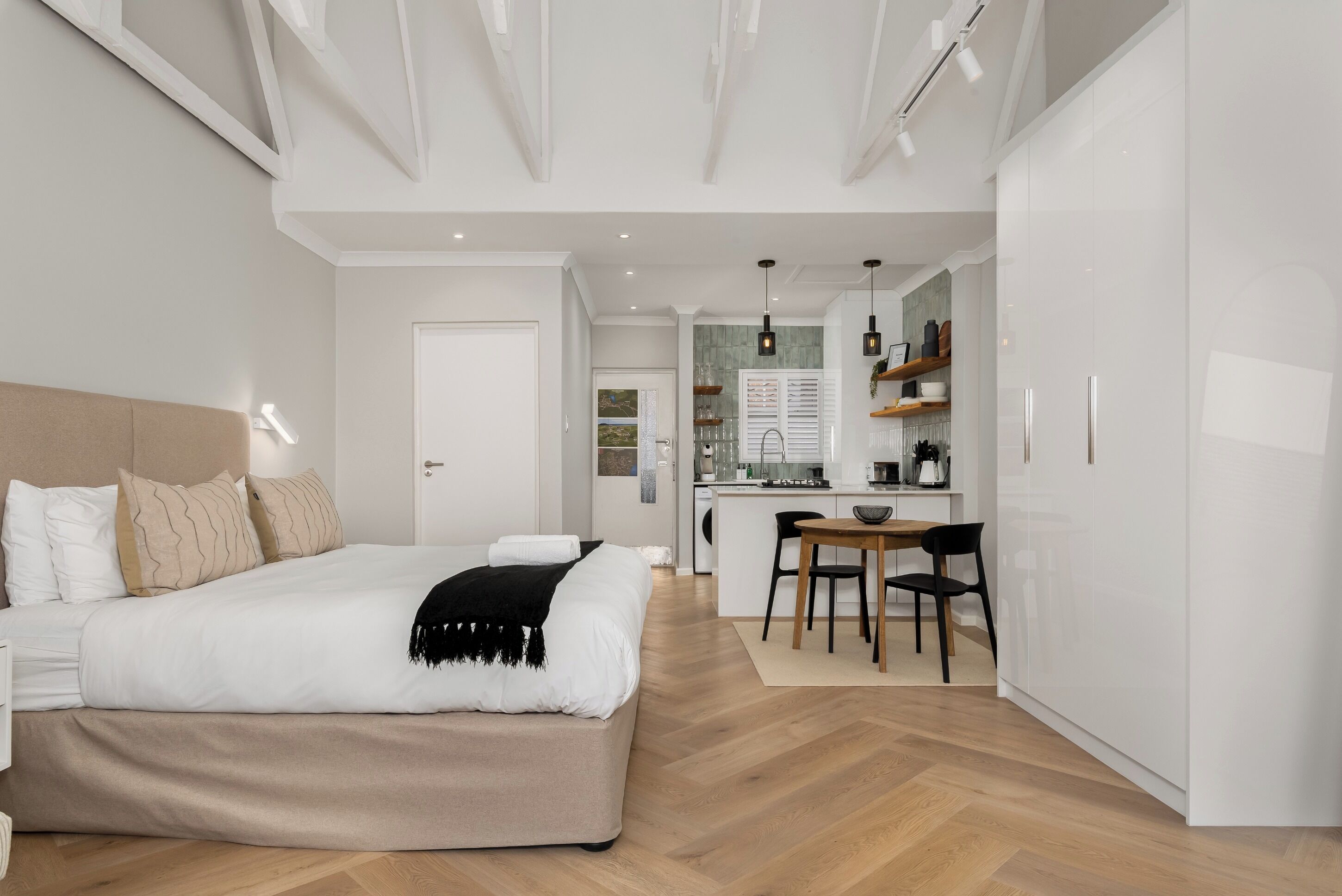 خزنة داخل الغرفة ومكواة/لوح كي وواي فاي وملاءات أسرّة