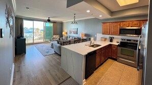 Una cocina moderna con una isla central, electrodomésticos de acero inoxidable y armarios de madera.