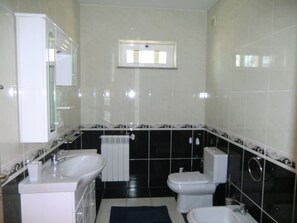 Doccia, bidet, asciugamani, carta igienica