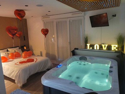 Modern studio with private Jacuzzi