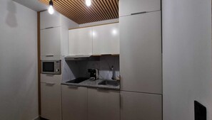 Frigorífico, microondas, horno y placa de cocina