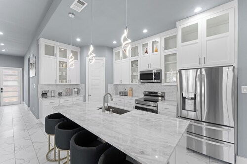 Spacious 4-bedroom house in fabulous Dallas with WiFi, AC