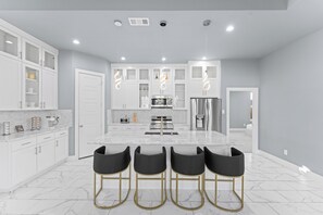Private kitchen - Spacious 4-bedroom house in fabulous Dallas with WiFi, AC (Dallas)