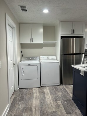 Interior - Charming 1-bedroom house in Ore City with WiFi (Ore City)