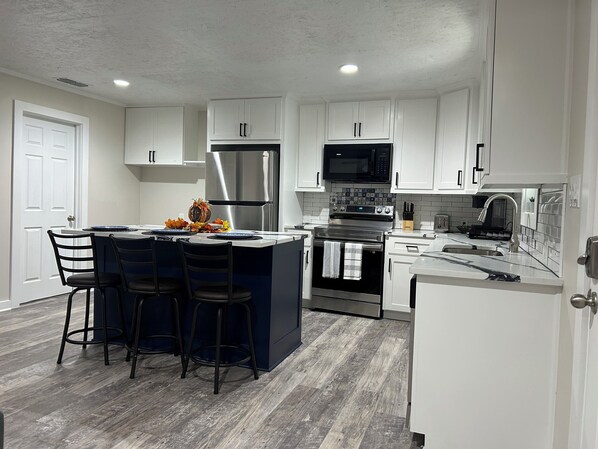 Fridge, microwave, oven, stovetop - Charming 1-bedroom house in Ore City with WiFi (Ore City)