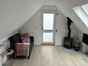 Smart TV, fireplace - Studio Apartment bordering the Ickworth Estate, Pet-Friendly, 5 minutes to Bury! (Bury St Edmunds)