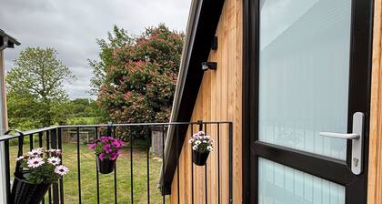 Studio Apartment bordering the Ickworth Estate, Pet-Friendly, 5 minutes to Bury!