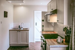 Frigorifero, microonde, forno, pentole/stoviglie/utensili