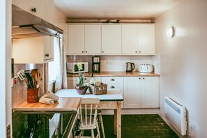 Frigorifero, microonde, forno, pentole/stoviglie/utensili