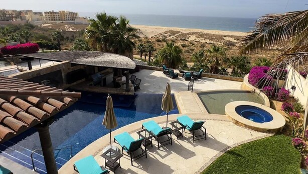 A pool area with lounge chairs and a hot tub, overlooking a beach. - Novaispania Pueblo Bonito Sunset Beach (Cabo San Lucas)