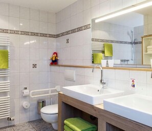 Een douche, een haardroger, handdoeken, zeep