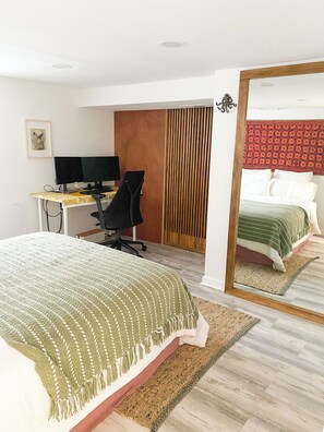 2 chambres, bureau, fer et planche à repasser, lit parapluie