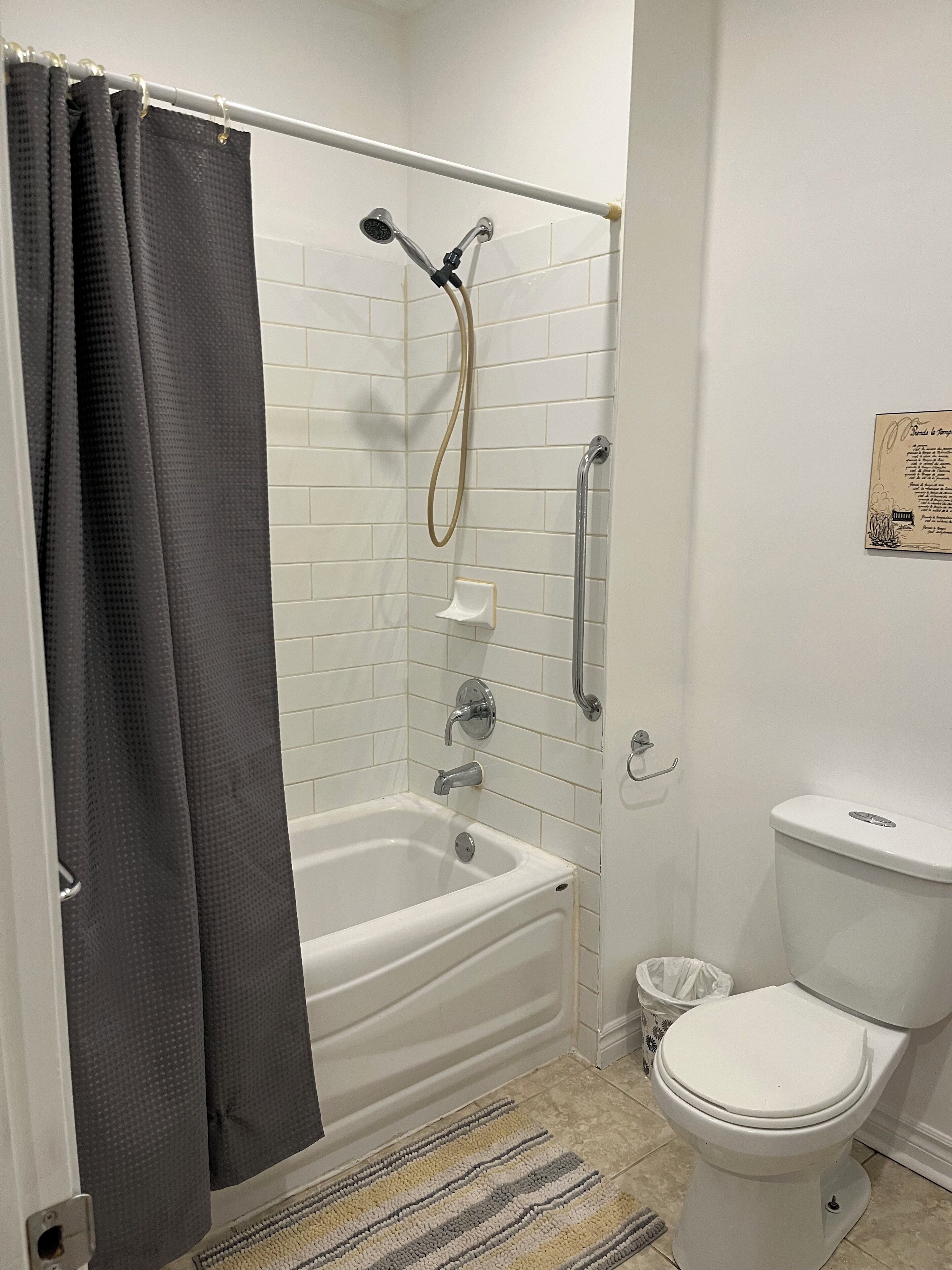 吹风机、毛巾、肥皂、卫生纸