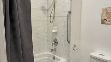 吹风机、毛巾、肥皂、卫生纸