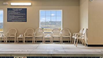 Una piscina cubierta