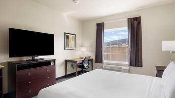 Escritorio, tabla de planchar con plancha, wifi gratis y ropa de cama