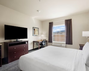 Escritorio, tabla de planchar con plancha, wifi gratis y ropa de cama