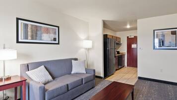 Escritorio, tabla de planchar con plancha, wifi gratis y ropa de cama