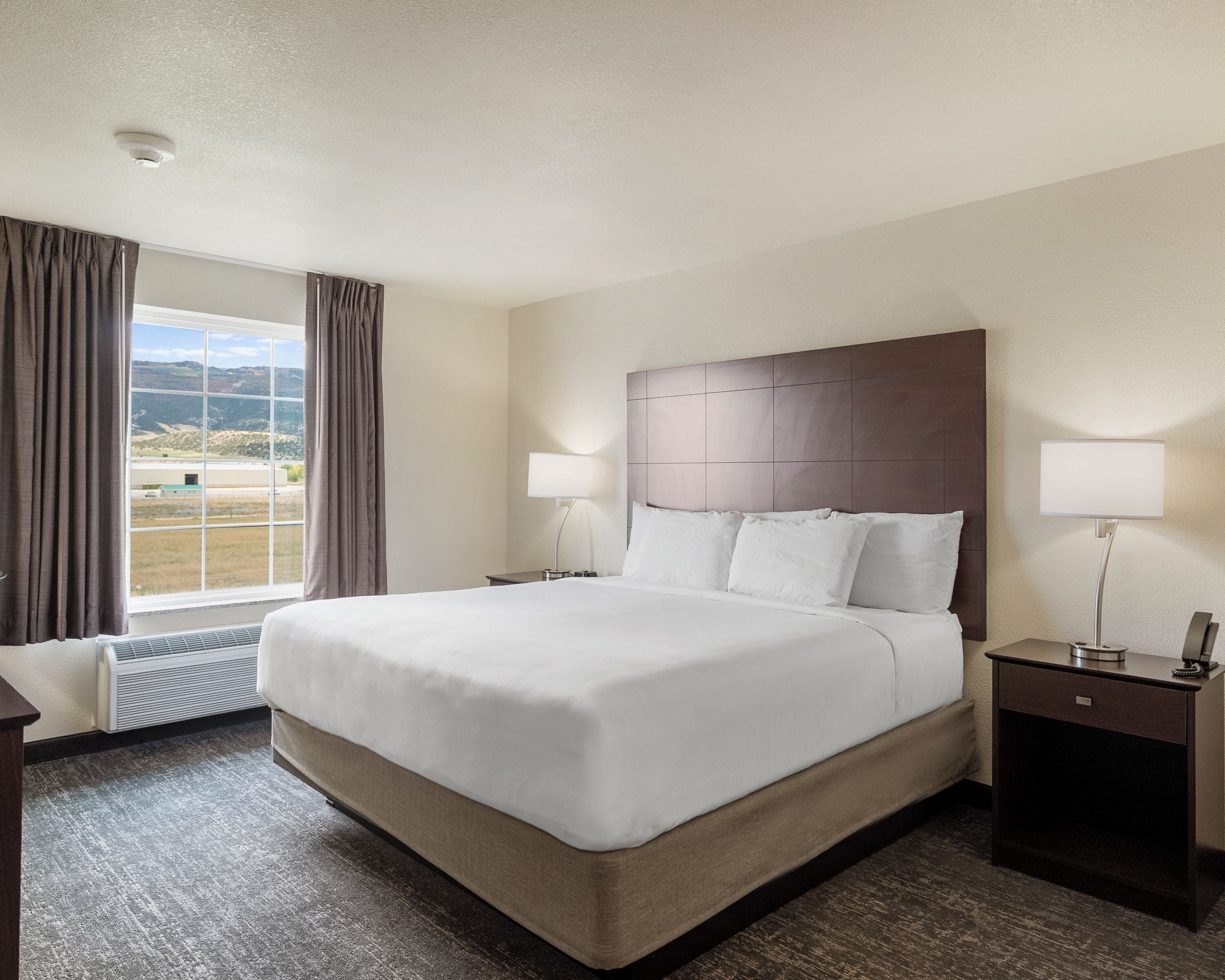 Bureau, fer et planche à repasser, Wi-Fi gratuit, draps fournis