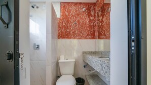 A bathroom with a toilet, shower, and sink. - Suíte 8 Ala pôr sol Residencial Solavir (Bombinhas)