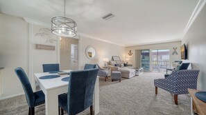 Een televisie, een tafeltennistafel en boeken