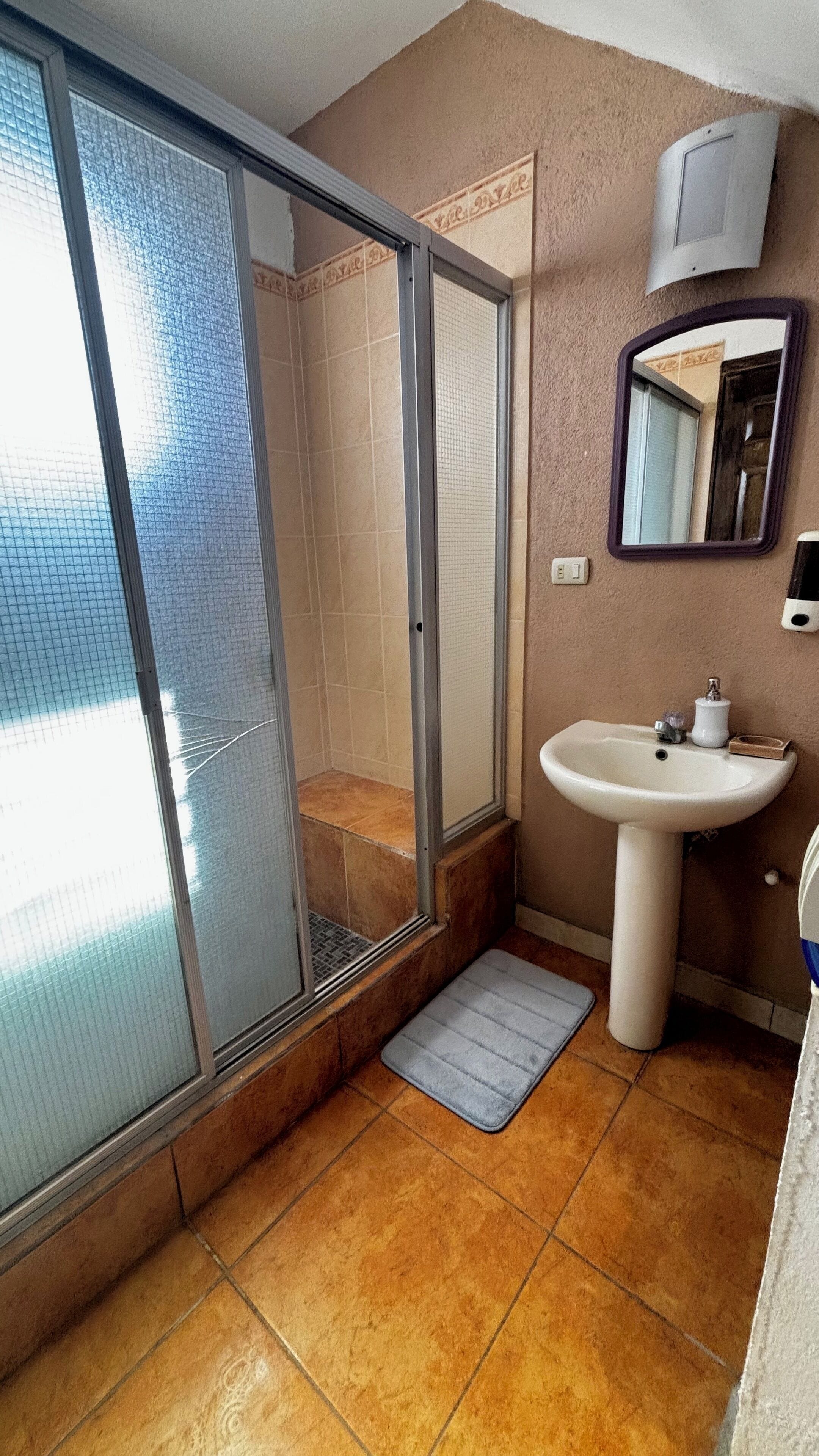 Serviettes fournies, savon, papier toilette