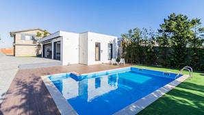 A modern house with a swimming pool, a covered patio, and a well-maintained lawn. - GIL LOVE - Luxurious V5 w/ Pool by LovelyStay (Vila Nova de Gaia)