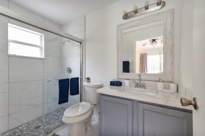 Towels, soap, toilet paper - Charming 3-bedroom Vacation home in Kissimmee, FL (Kissimmee)