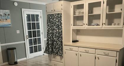 Charming 2-bedroom house with full access to Cotton Patch Landing Marina!