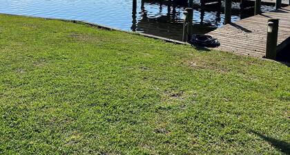 Charming 2-bedroom house with full access to Cotton Patch Landing Marina!