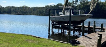 Charming 2-bedroom house with full access to Cotton Patch Landing Marina!