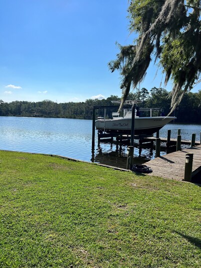 Charming 2-bedroom house with full access to Cotton Patch Landing Marina!