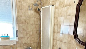 Un baño con bañera, lavamanos, bidé e inodoro.
