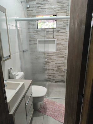 Douche, serviettes fournies, savon, papier de toilette