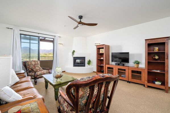 Smart TV, fireplace, books - Overlooks Golf Course a 2-bedroom condo in gated community, Carefree (Carefree)