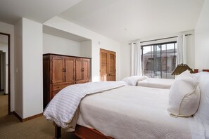 2 bedrooms, desk, WiFi, bed sheets - Overlooks Golf Course a 2-bedroom condo in gated community, Carefree (Carefree)