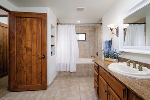 Douche, baignoire à jets, sèche-cheveux, serviettes fournies