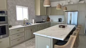 Refrigerador, microondas, horno, placa de cocina
