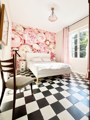 5 bedrooms, iron/ironing board, free WiFi