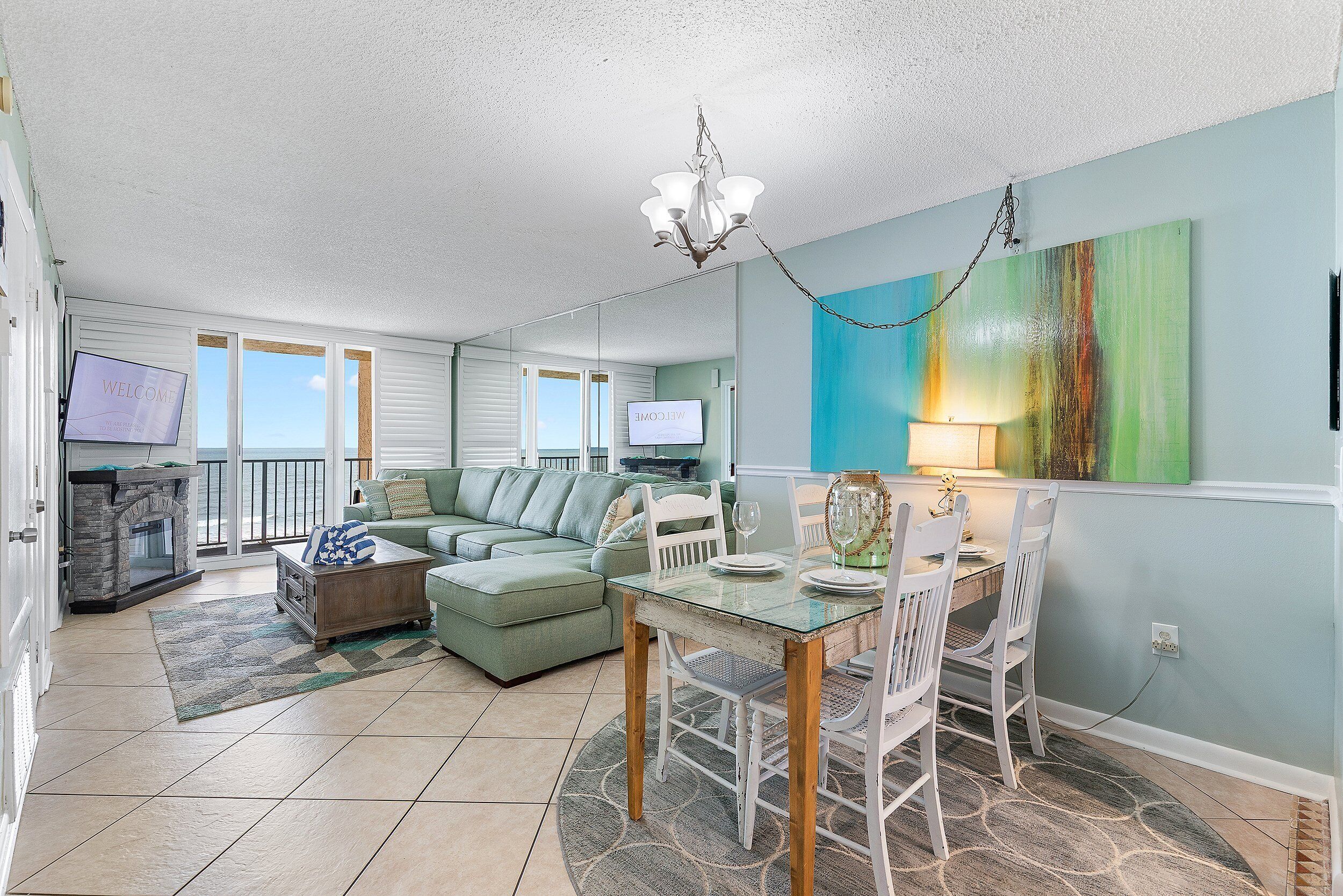 Een smart-tv en tafelvoetbal