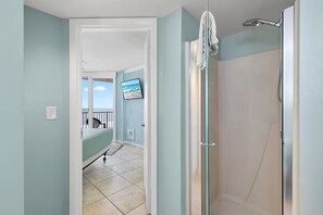 2 bedrooms, iron/ironing board, free WiFi, bed sheets - Ideal Family Friendly Beach Vacay. Beachfront & Steps to Flagler Ave (New Smyrna Beach)