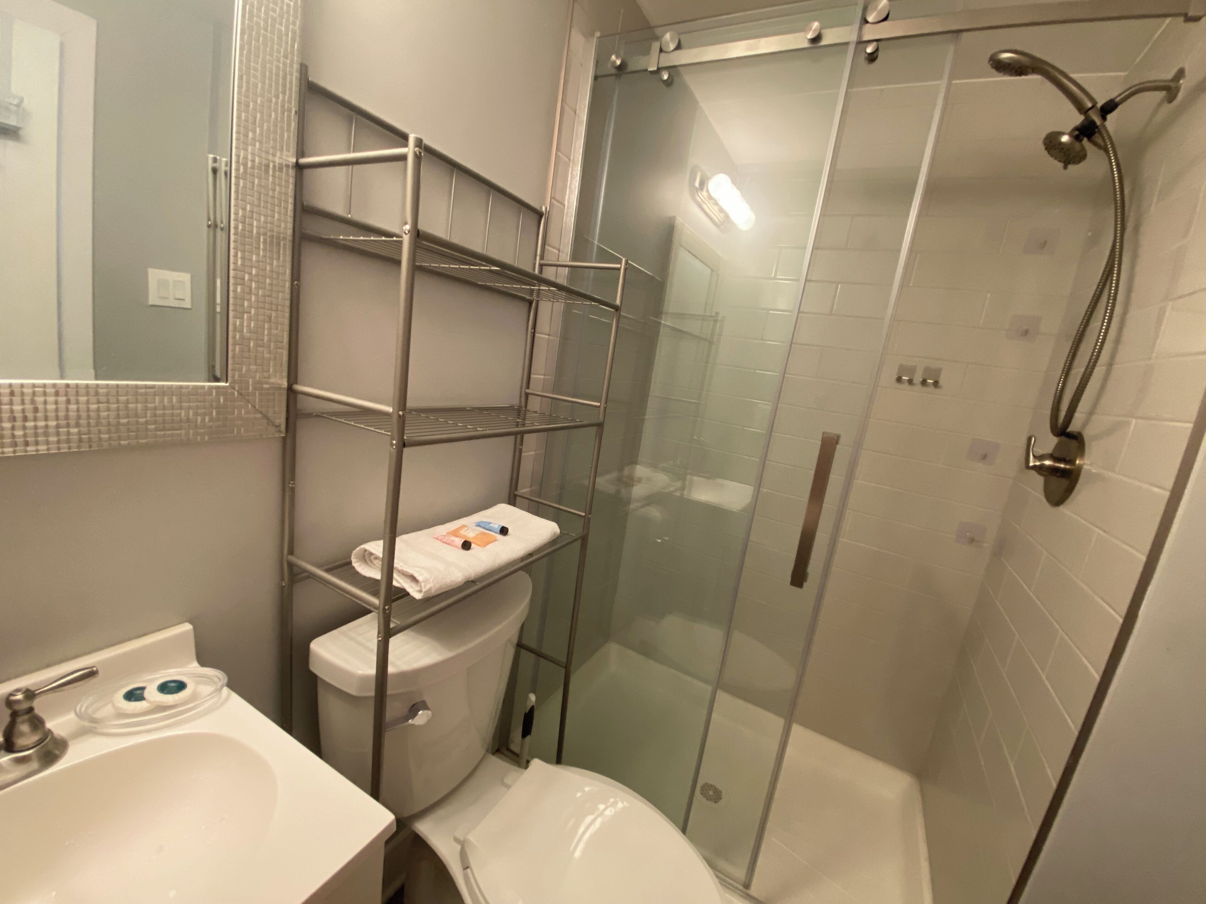 Douche, serviettes fournies, savon, papier toilette