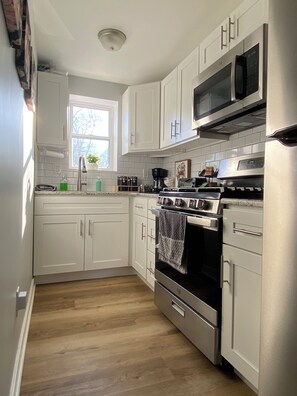 Fridge, microwave, oven, stovetop - South Jersey Suburban Hideaway (Evesham)